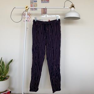 Size: S/M (adjustable) Brand: Uniqlo Condition: Great Color: navy blue + red